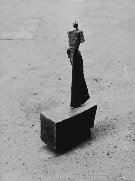 139. Piccola allegoria monumentale